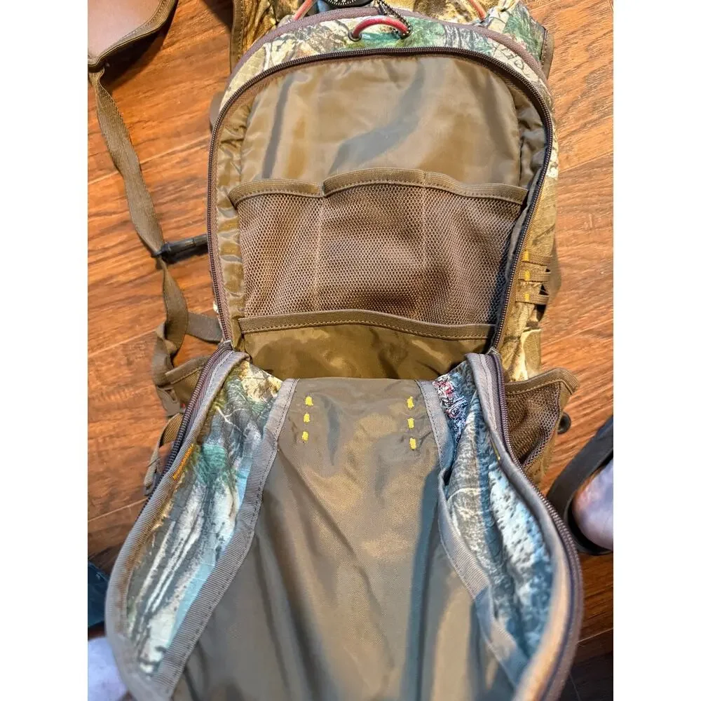 Badlands Hunting Real Tree Camo Backpack Hydration Pack w/ Compass (SG51)